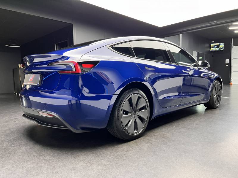 Car detailing d'une voiture électrique Tesla modèle 3